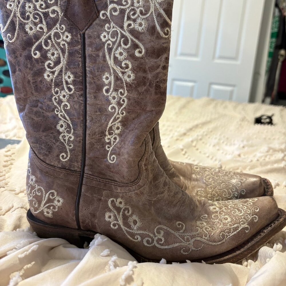 CORRAL TEENS FLORAL EMBROIDERY SNIP TOE COWBOY BOOT